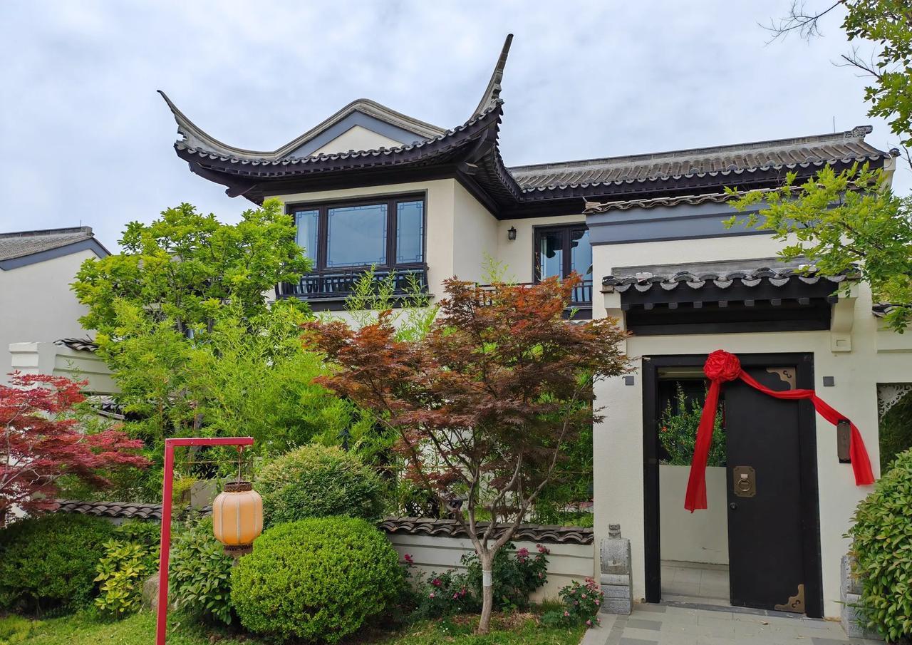 #万能生活指南#
知道这是哪儿吗？
重檐飞角，黛瓦白墙
绿植落错，造型独特
门前