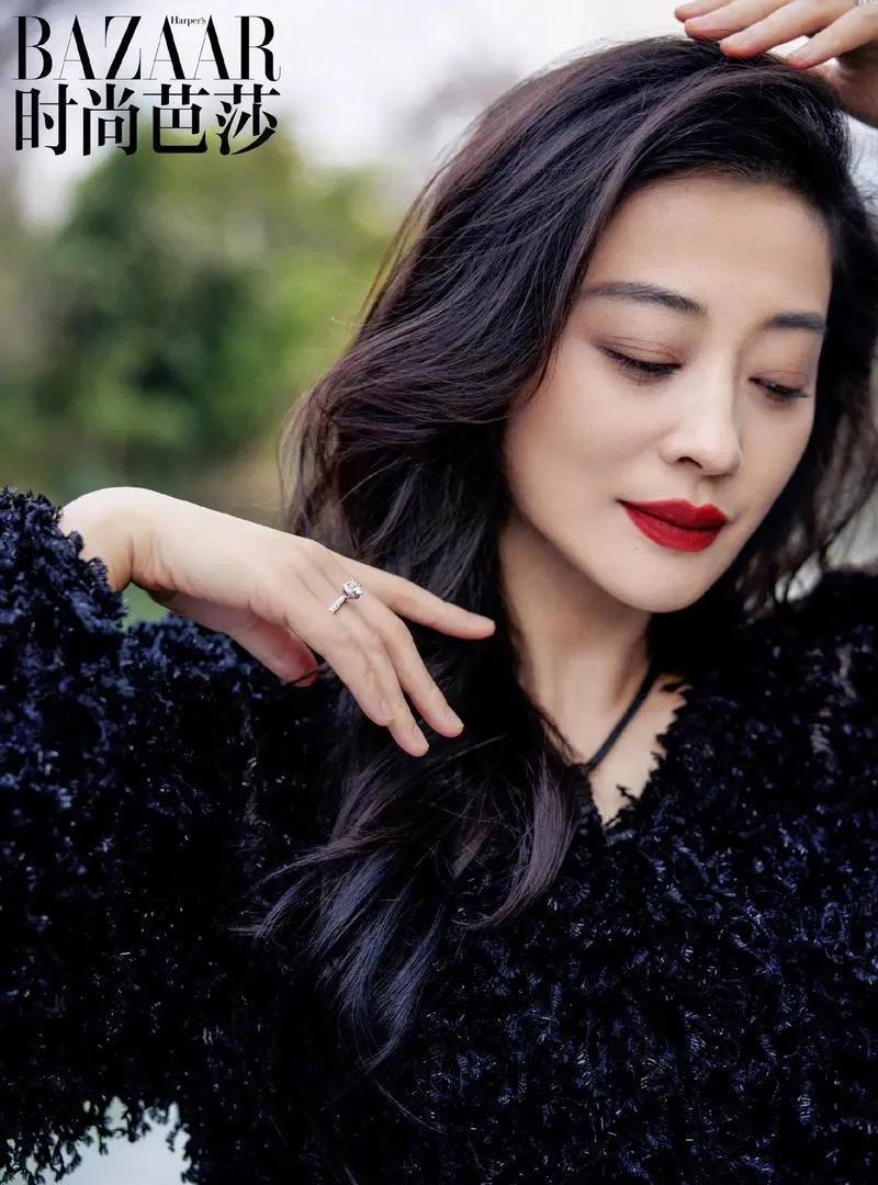 镜头下的梅婷独特魅力尽情绽放，她黑色羽飞绒抽褶上衣，蓬松的面料与精致的抽褶设计，