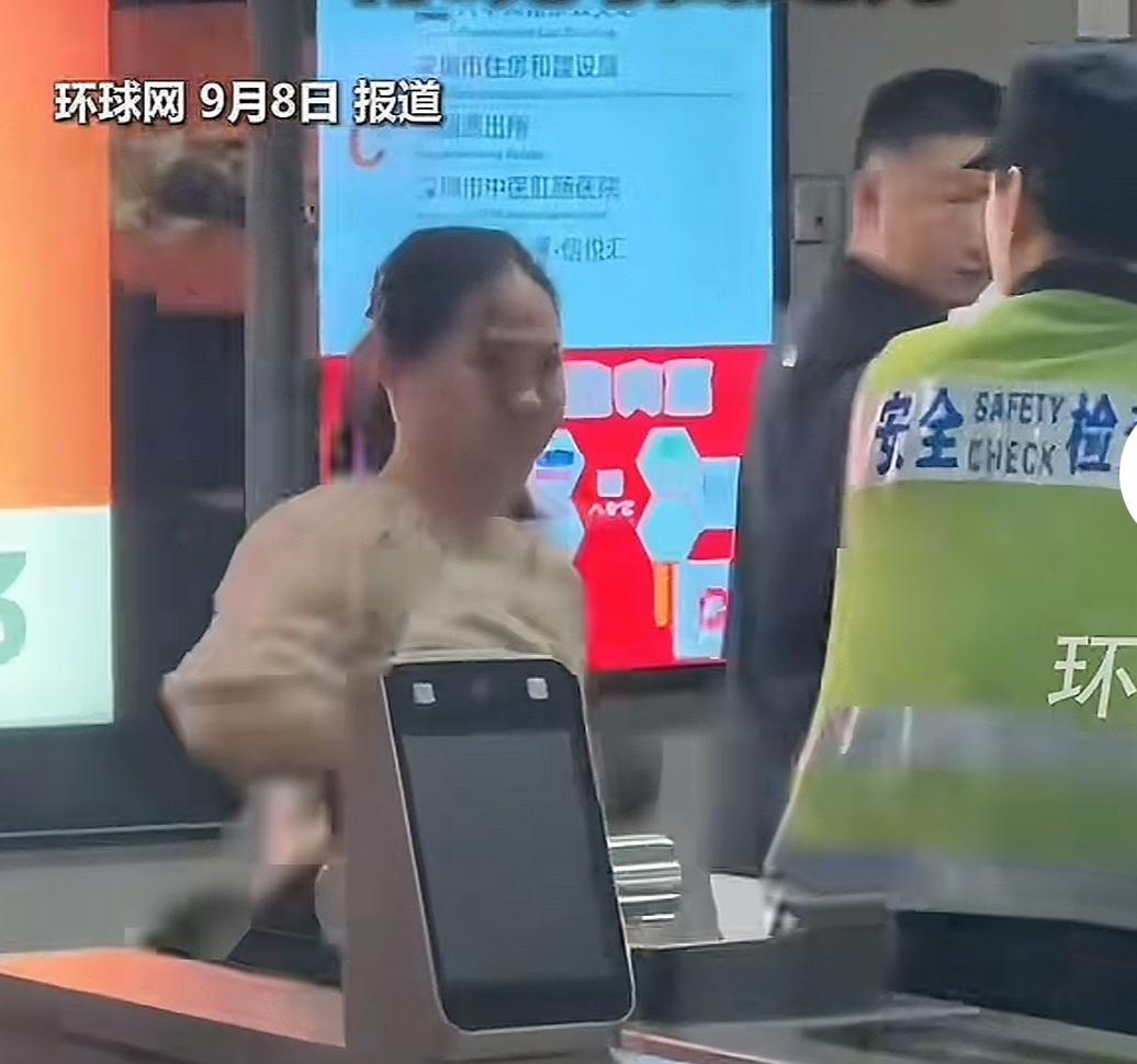 谁家的小仙女这么猛！
 是个正常人都知道，乘坐地铁就必须得安检。可偏偏就有人不服