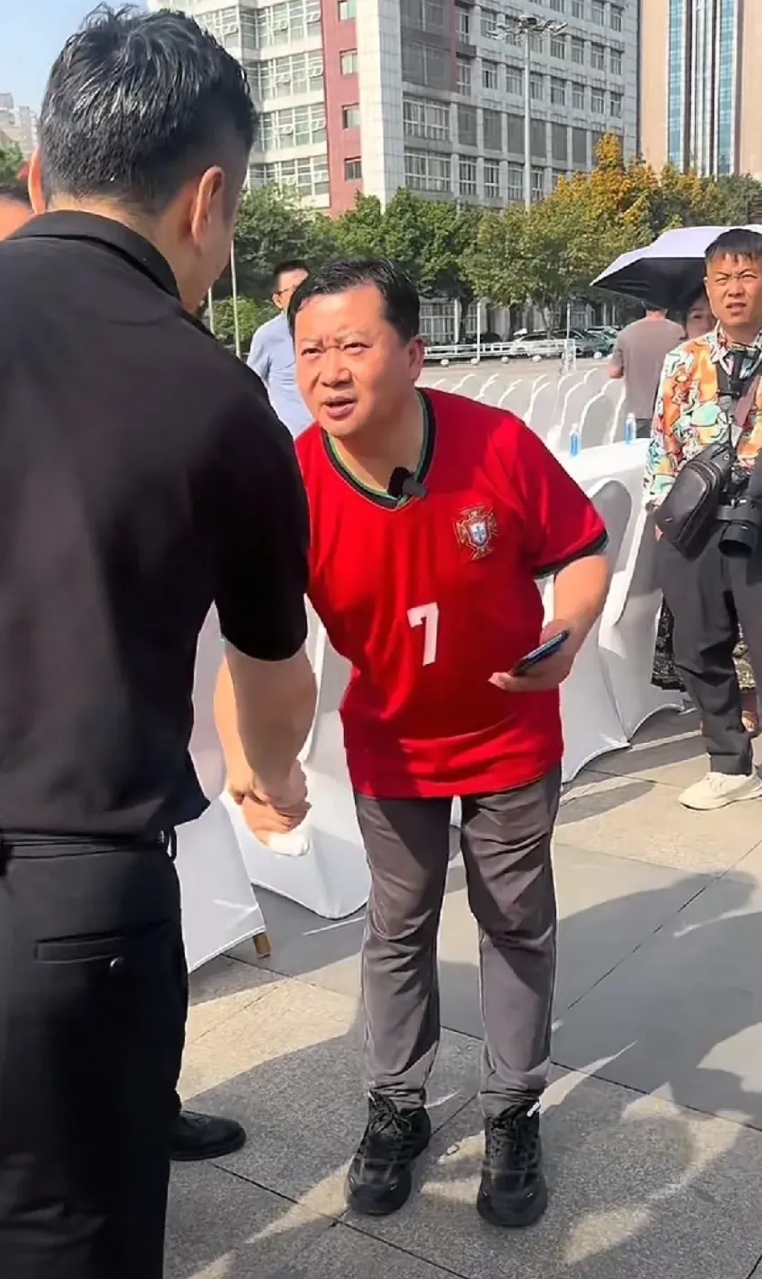 长安汽车好样的，直接送荣昌“卤鹅哥”一台长安启源Q07新车！

不得不说，“卤鹅