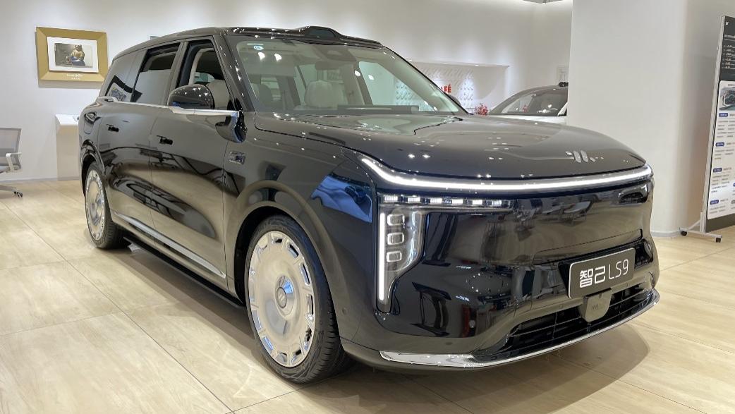 “外滩凯雷德”来了！智己LS9到店，长近5米3，标配闭式双腔空悬