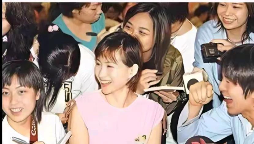 何超琼五官长得真精致，大笑都那么美，不愧是遗传到赌王优秀基因的人。一旁在侧见惯美