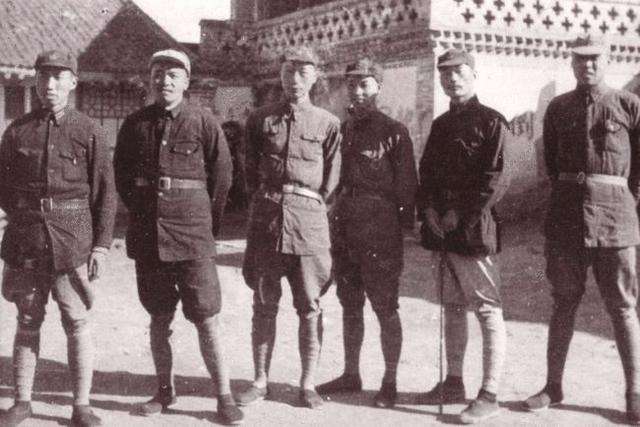 1936年老照片，这是美国记者埃德加·斯诺到宁夏预旺堡采访时拍摄的照片。合影中总