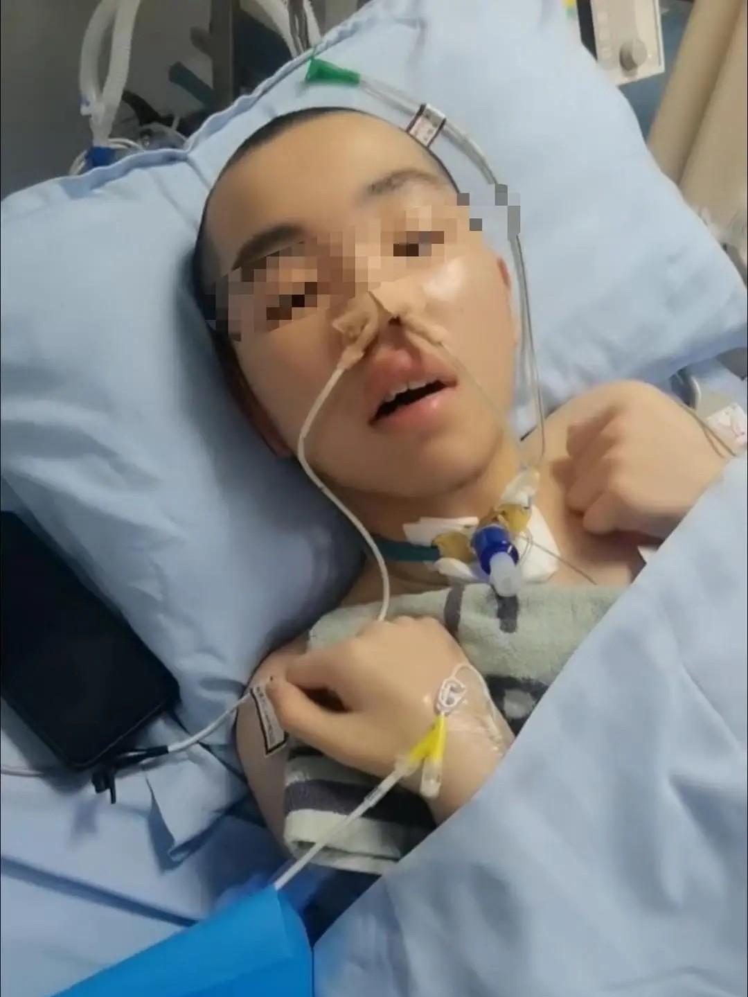 山东临沂，14岁男孩和女同学开玩笑打闹，被对方一拳打在左胸上，男孩当场倒地不起，