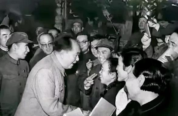 毛主席接见人民的艺术家，握手相迎，亲切交谈，嘘寒问暖，笑容满面，举止温柔，笑容灿