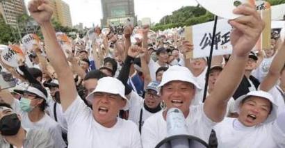 中国硬刚美国的关税大战，竟然让无数台湾岛民热血沸腾？
这一次关税大战可以说是让全