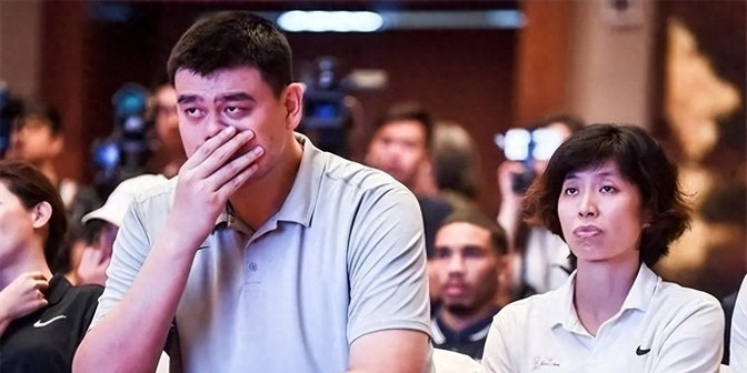 姚明叶莉的爱情故事











我的天哪！你敢信？姚明睡觉竟然要在床中