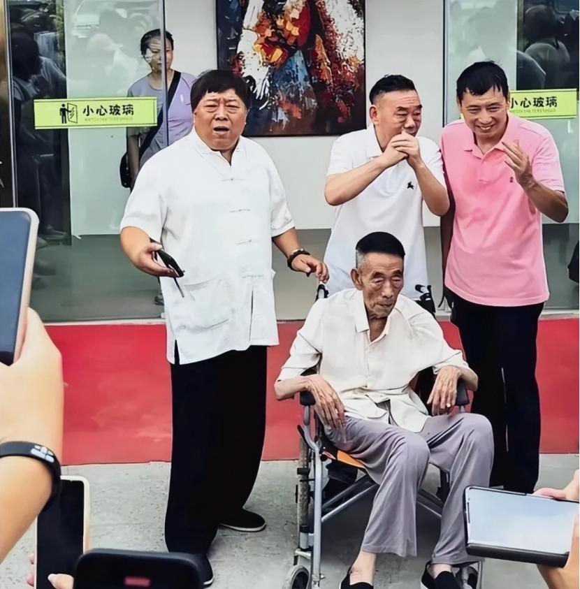 爹亲娘亲不如钱亲！2025年7月9日，著名相声演员杨少华去世。而在其去世后，竟引