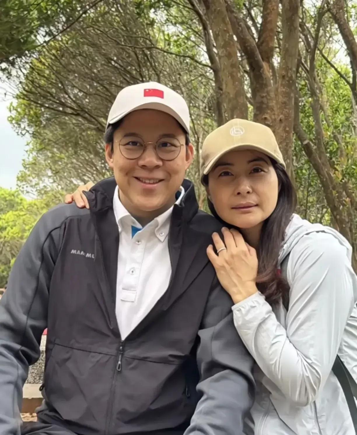 郭晶晶夫妇挺努力营业的…，而且人气很高，一条视频20多万赞，视频中还全家出动…合