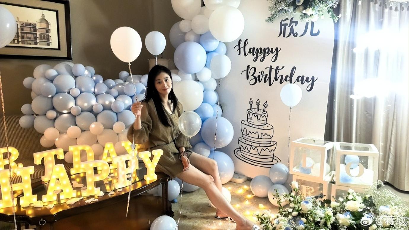 42岁蒋欣生日照明媚大方，配文诗意，是带阅历的新18岁呀！