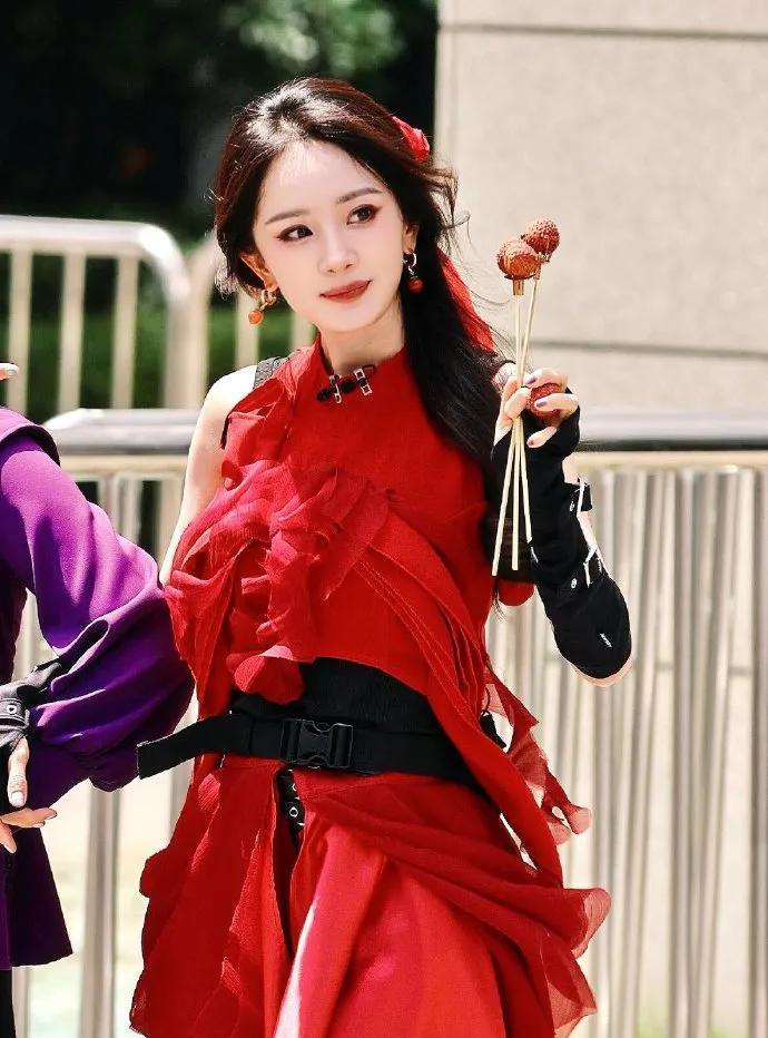 #杨幂cha万物生# 第一次见杨幂这样营业！她居然跳了《万物生》，作为转场超惊艳