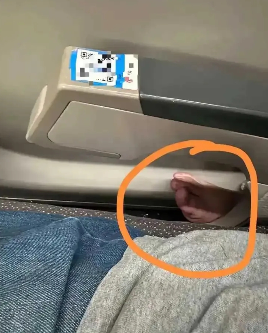 高铁上碰到这种人，又打不过他，怎么办？