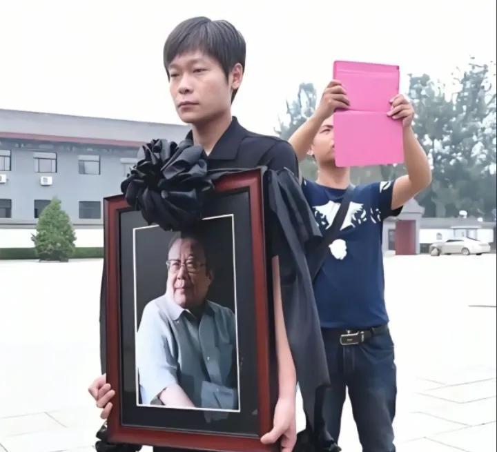 2015年，著名老一辈导演谢铁骊，葬礼在八宝山告别厅举行时，亲人悲痛黯然抱着遗像