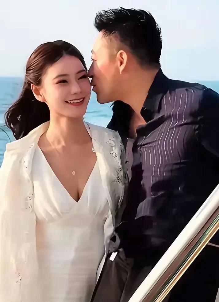汪小菲跟大S撕了三年
谁对谁错还没个结果
结果马筱梅又跟前夫起了纠葛
不管是主动