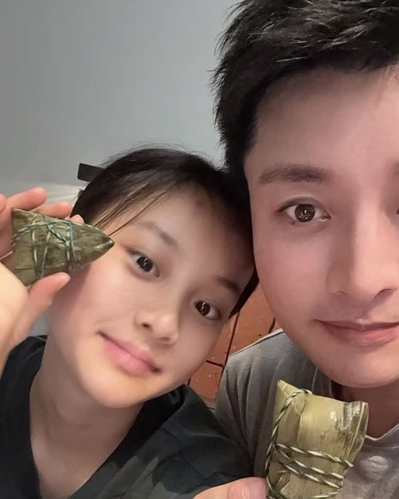 甜馨端午跟爸爸贾乃亮一起吃粽子，甜馨越想越像贾乃亮，两人手里拿着粽子让大家猜猜哪