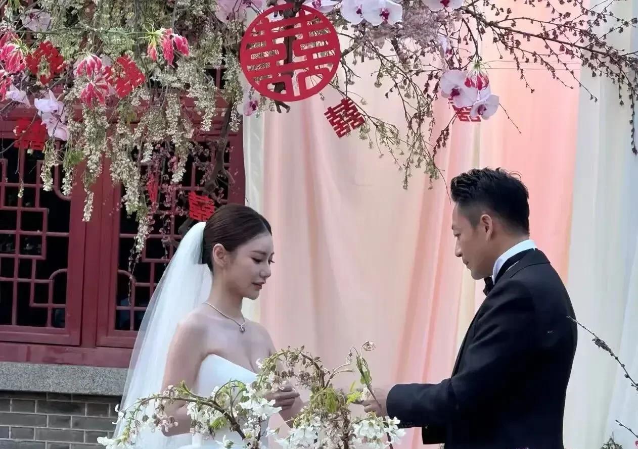汪小菲补办二婚婚礼，那是作为一个有担当的男人对现任妻子的爱重，没啥可说的，但有人
