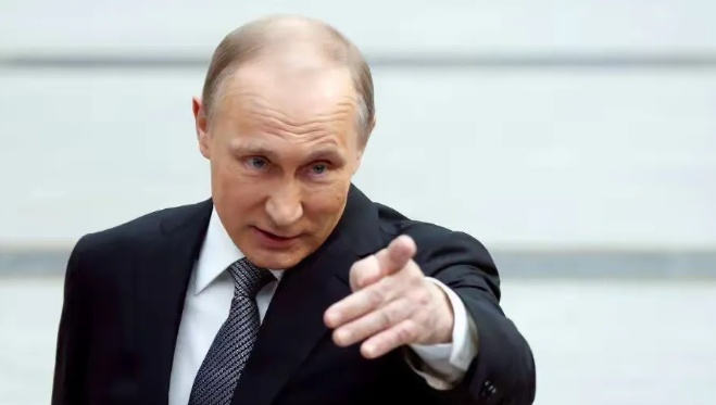 特朗普头又大了，美使馆被炸，俄首都遇袭，俄怒宣“退群”，印罕见替俄发声，白宫失声