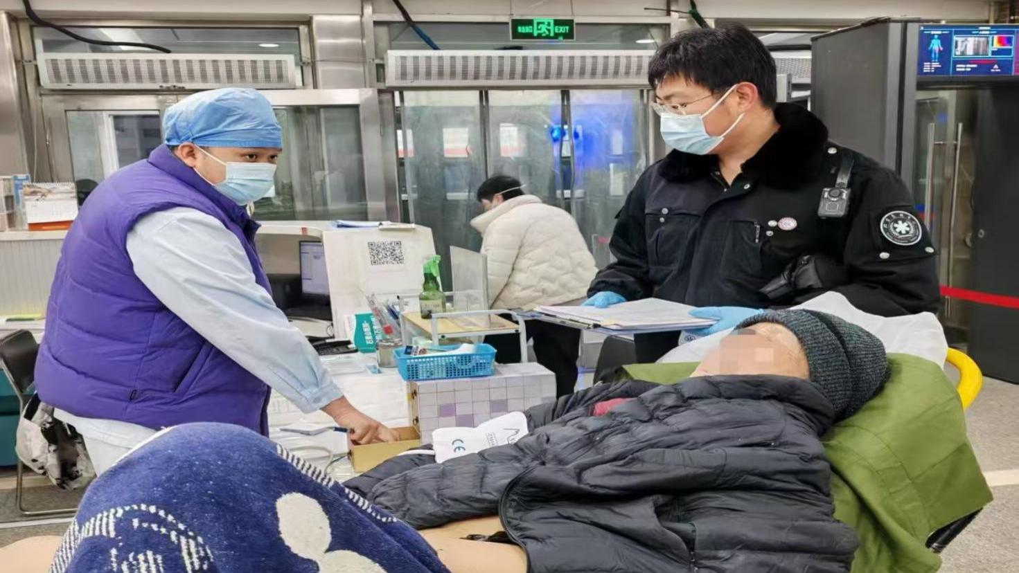 冰与火的竞速：冬泳遇险，急救队极速驰援