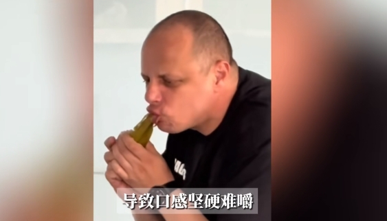笑不活了！塞尔维亚外教生啃粽叶吃粽子，把糯米扔了直呼 