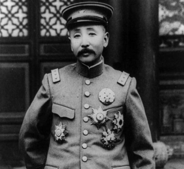 1916年的盛京，春寒料峭。北方的风还带着雪气，奉天城的街上却传出一桩不小的“风