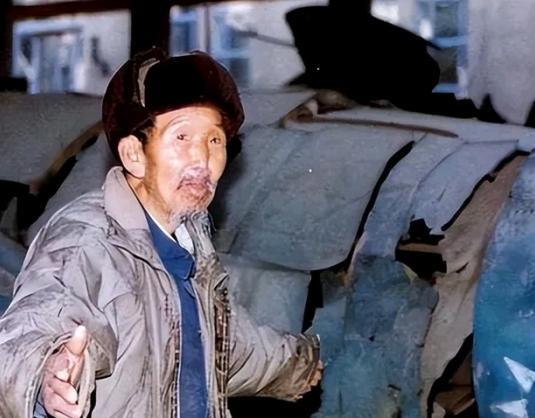 1996年冬，辽宁本溪的雪花纷飞，天空灰蒙蒙的。部队驻地的战士们还在紧张地备战准