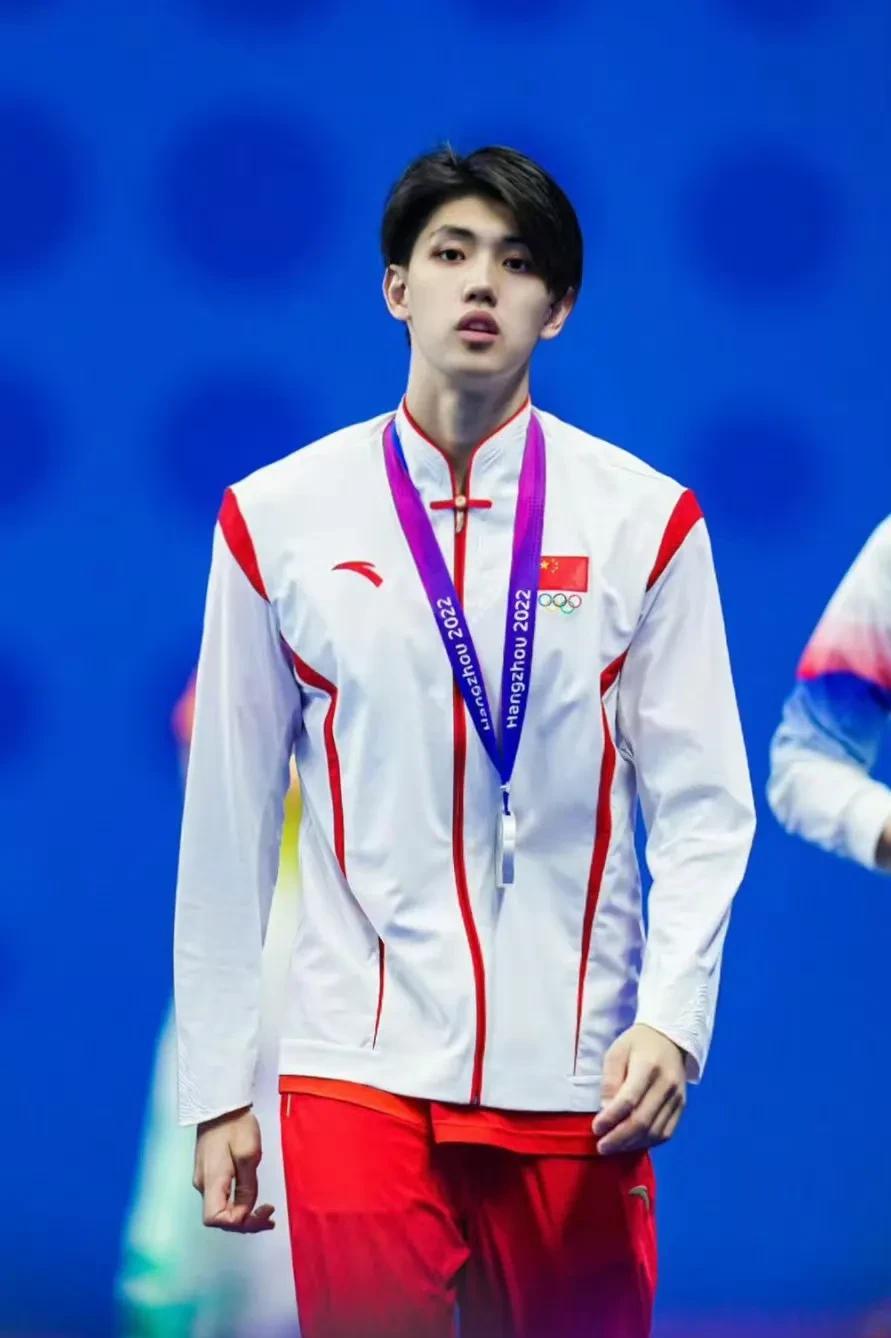 这次潘展乐得第一，孙杨的第三
但媒体们做了一件错事
他们忽略不报道的第二名，才是