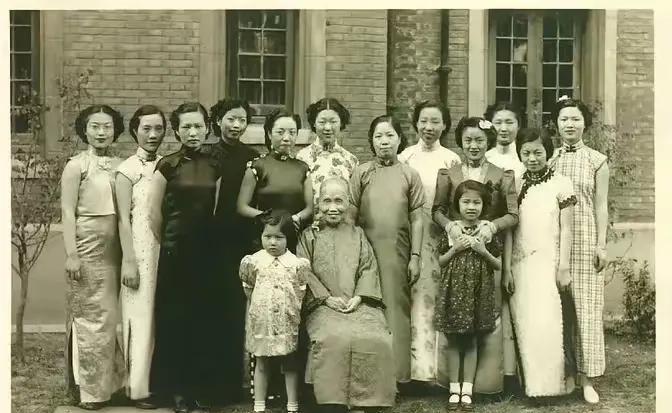 1870年，曾国藩为小女儿曾纪芬挑选夫婿，妻子不太放心地说：“这次让我也看看吧，