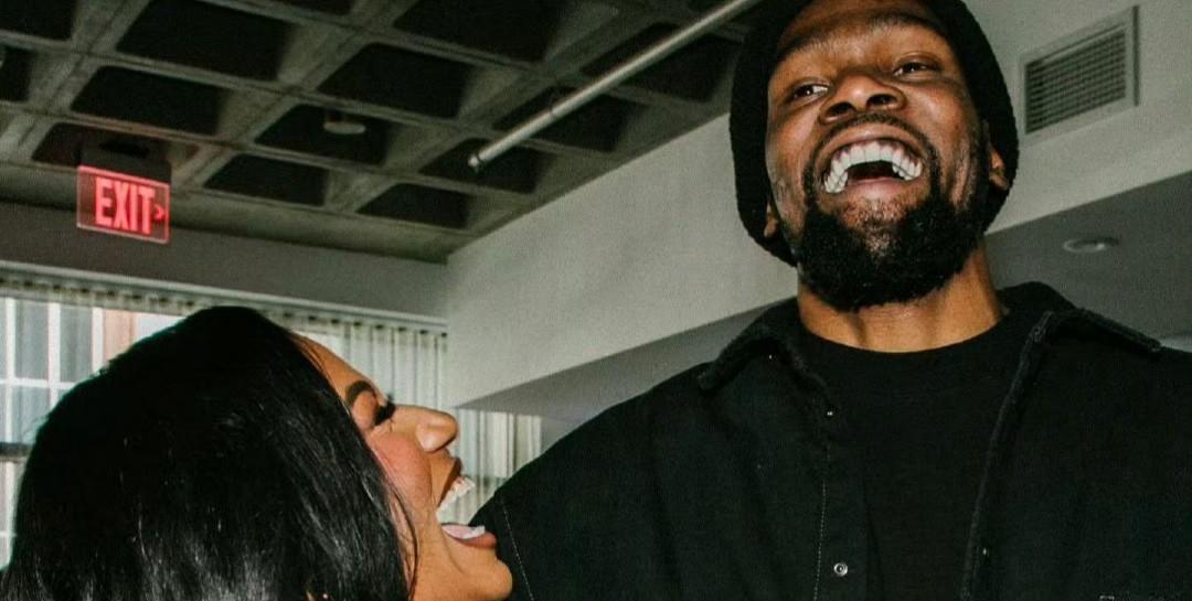 杜兰特的恋爱观正常女人是无法接受的，他甚至厌恶对方待在他身边。
杜兰特以前也交往