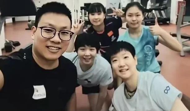 莎莎和她的体能团小姐妹
与翔哥亲切合影
四个小姐妹一个比一个阳光
一个赛一个青春