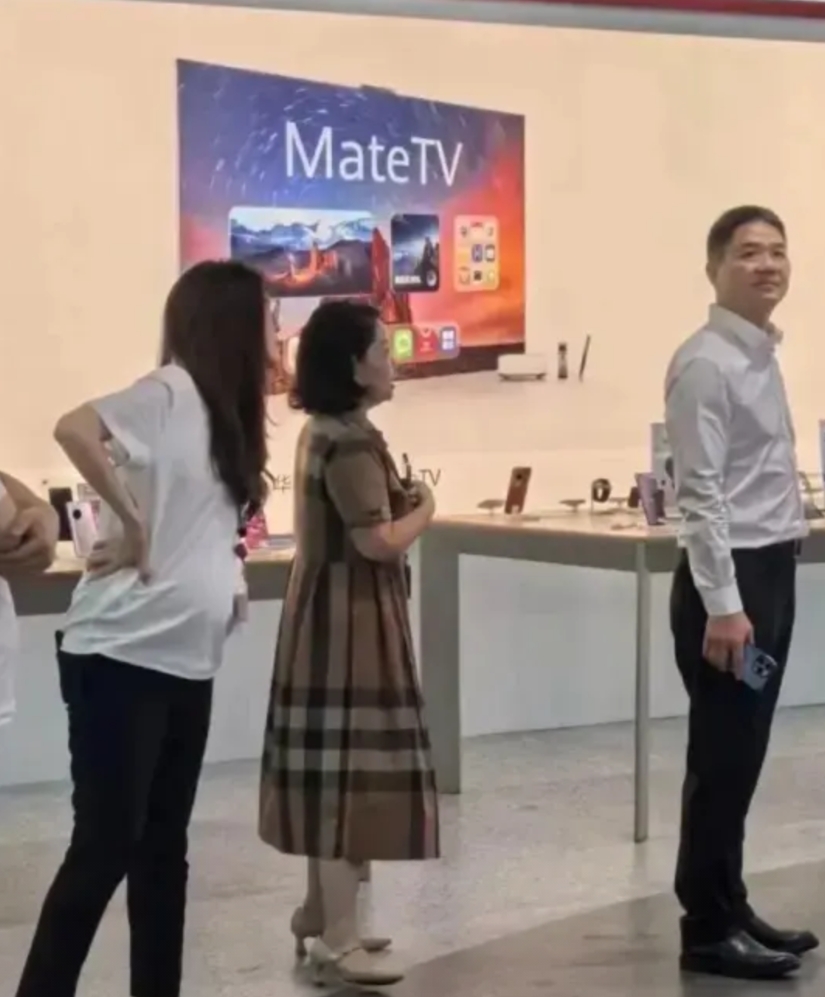 刘强东去线下逛了华为门店，看样子用的是苹果手机，而且手机也带壳了。再次说明普通人
