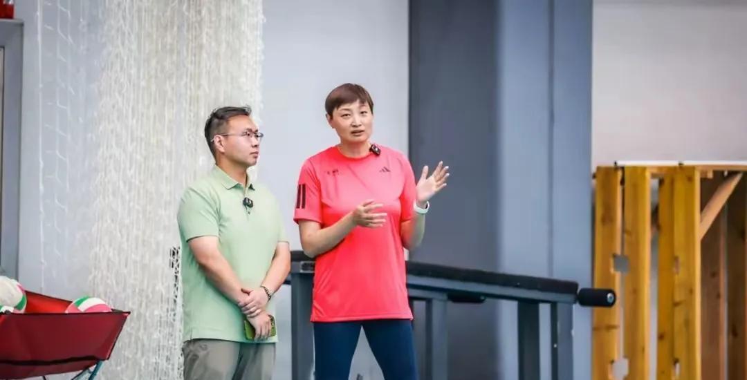 昨天中国女排训练课直播的时候，助理教练杨昊表示现在的中国女排没有强点，打的是整体