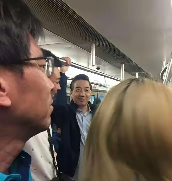 哇！张召忠教授还这么年轻，昨日在北京坐地铁让网民碰上了。现在不见他公开谈论国家大