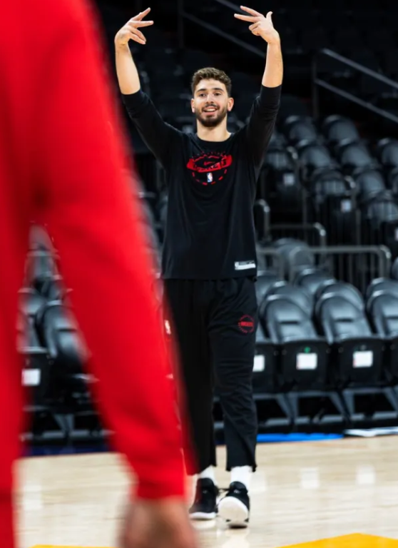 NBA常规赛，火箭对阵太阳的比赛即将开始。
赛前，火箭社媒晒出球员在赛前进行踩场