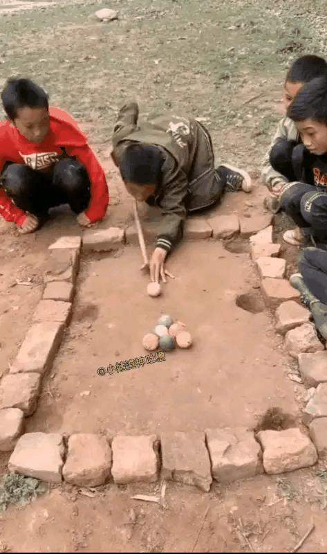 #实话实说# 
这应该天底下，最仆实幸福开心的一群孩子。
他们没有高档，豪华的场
