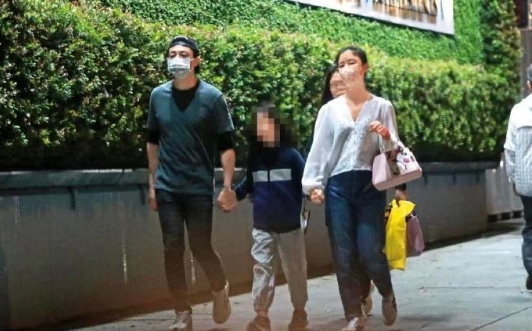 林心如一家三口温馨同框，霍建华望向女儿时，那眼神中满是藏不住的温柔与爱意。 ​​