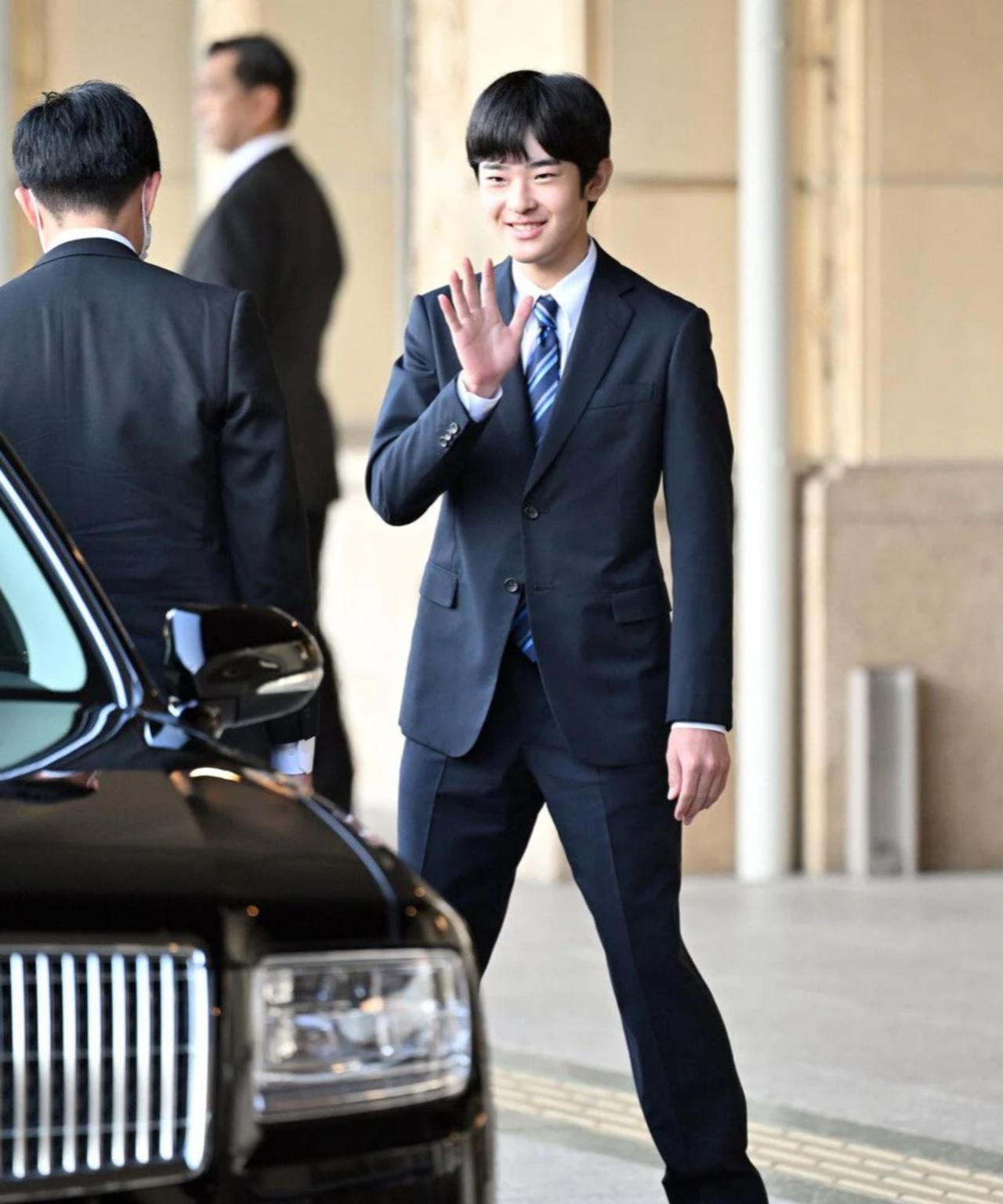 悠仁亲王西装笔挺，褪去青涩变得成熟稳重
完成成年仪式的悠仁亲王，踏上意义非凡的参