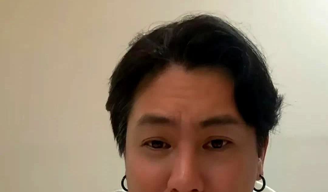 湾湾博主直播时说：“徐家在跟汪小菲切开的同时，为什么要连孩子一起切开？这是我不理