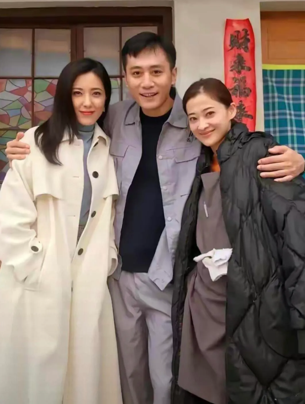 梅婷、刘烨、曾黎三人相聚，留下了这珍贵的合影。他们是中戏同窗，怀揣着相同的梦想踏