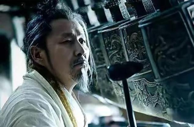 在秦末乱世，"量完这堵墙，我就能提前锁定人生赢家席位！"当陈平蹲在叔叔家院墙根下