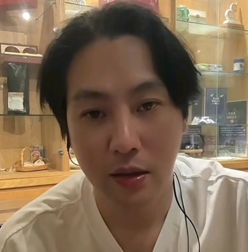 湾湾主播建国说，他知道很多事情！汪小菲能够现在遇到马筱梅是他的福气！


建国之