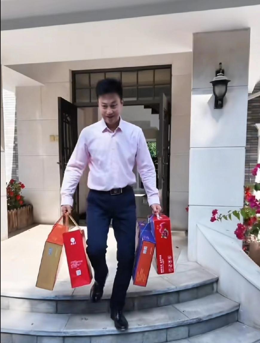 看来歌唱家耿为华又要当爸爸了，看他妻子小贺很显怀了。看他过“中秋节”回家看母亲，