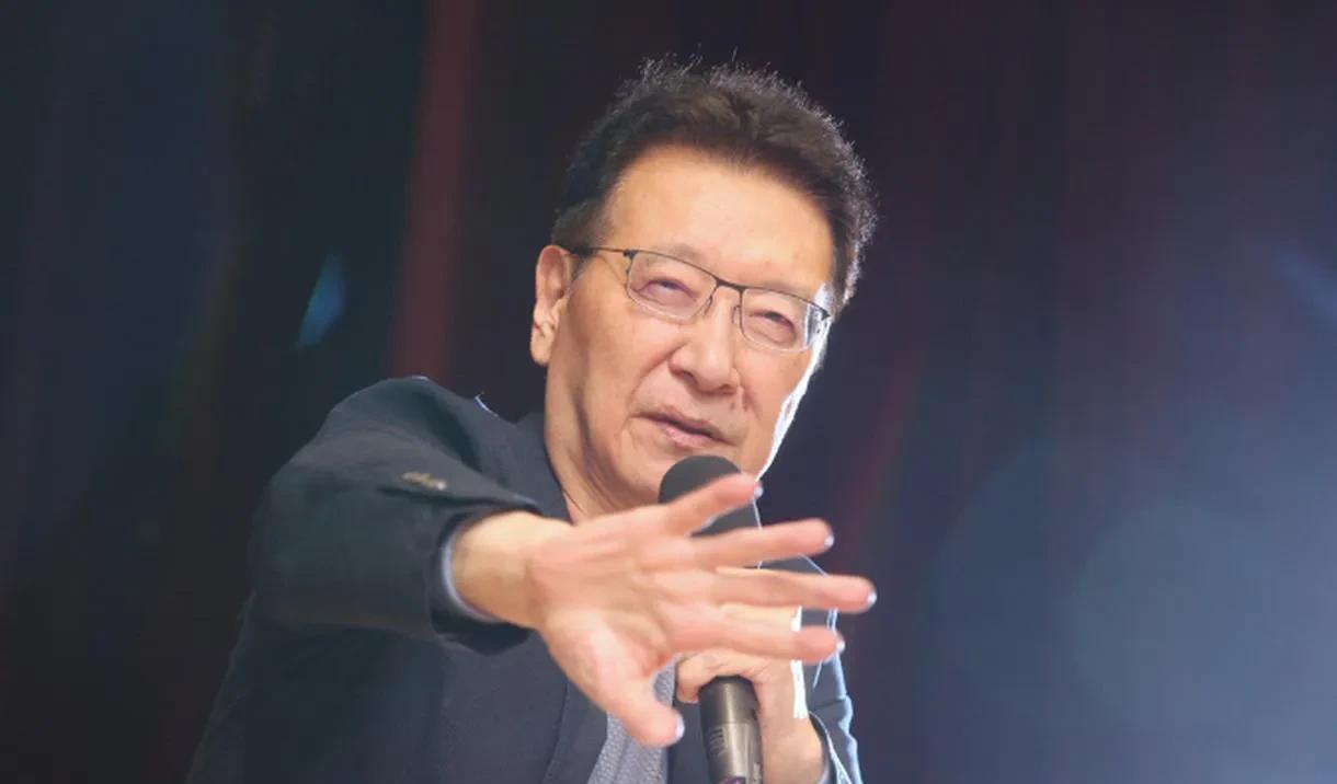 国破忽悠在，党亡人未亡。
戏唱战情室，全靠嘴一张。
反攻大陆事，美爹不帮忙。
可