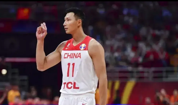 易建联PC风波，他始终保持沉默，不发一言，依然保持自己正常的生活节奏，该训练了训