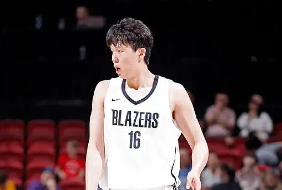 都先别约基奇了，先做好中锋要做的事情吧。
面对强硬的中锋，杨瀚森目前的缺陷被进一