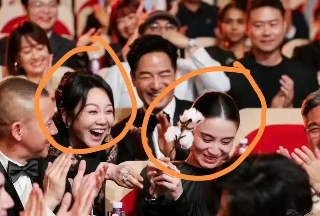 细节见人品！
白玉兰最佳女主角奖花落宋佳，作为大姐的闫妮立刻把手中的鲜花转到宋佳