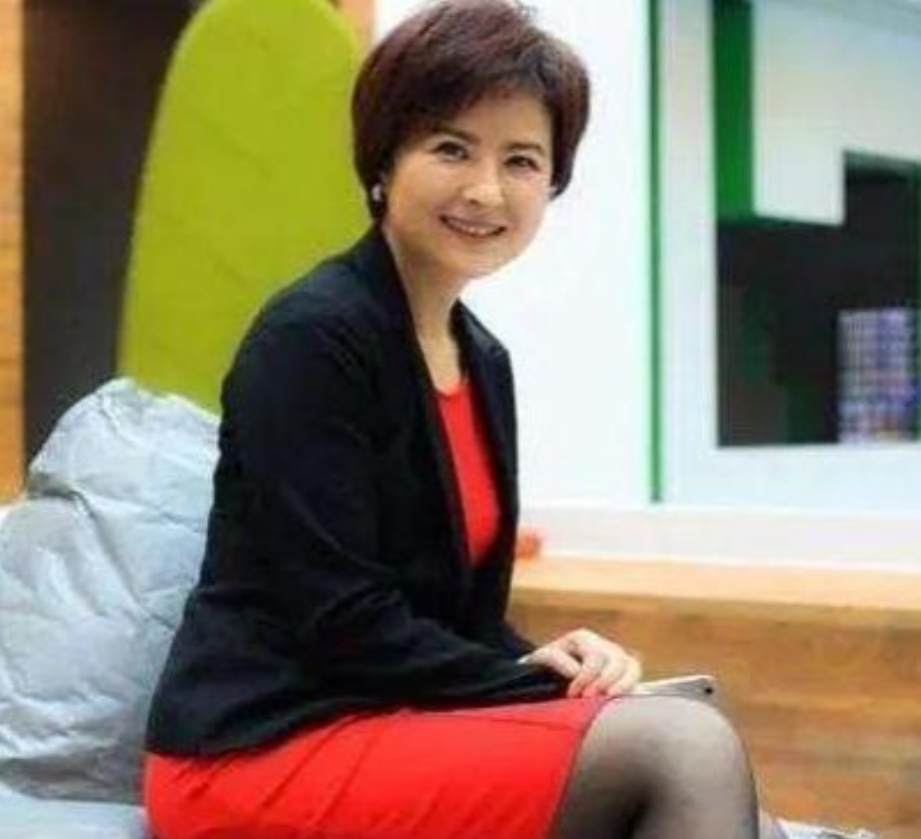 2015年，“央视名嘴”张泉灵因大病一场，辞职没多久，没告诉60岁的老公就带着1