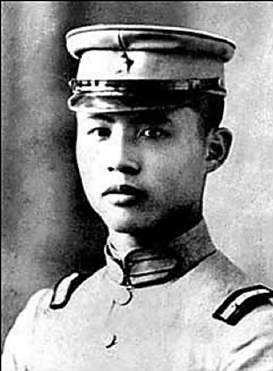 这位英俊帅气的军官，后来成为开国上将，活了100多岁。
