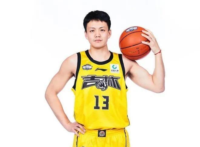 辽宁在郭士强走后再也没有培养过新人，去年签的王岚钦，今年又挖来了姜宇星，看起来辽