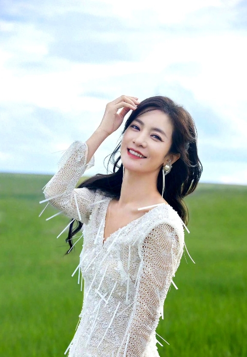 近日，李晟在接受媒体采访时回应了《新还珠》、《花非花》时期的演技，并表示短剧《还