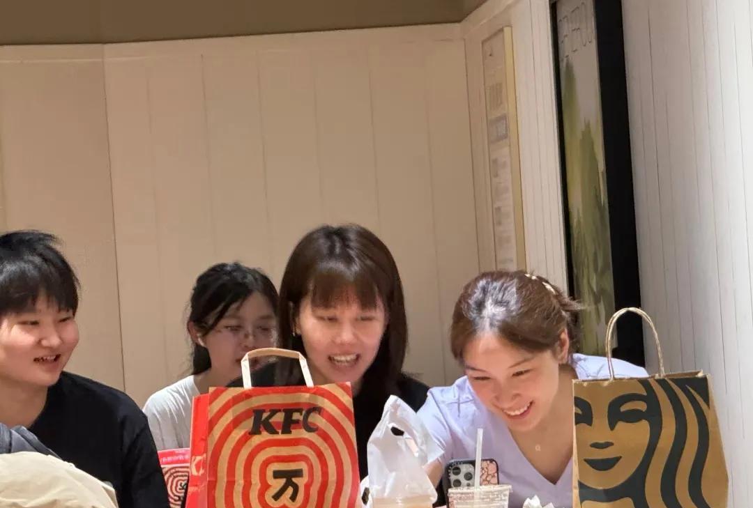 最近很多国乒队员在社交媒体上非常活跃呢！陈幸同、钱天一和削球手朱思冰三人就在飞瑞